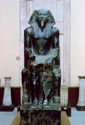 Muinaisen Egyptin farao Khafren dioriittipatsas, 26. vuosisata eKr.