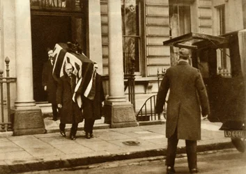 Earl Haigsin arkkua kannettiin talosta, jossa hän kuoli, Lontoossa 29. tammikuuta 1928, 1935.