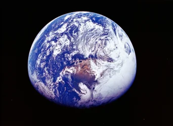 Maa avaruudesta, valokuvattu avaruusaluksella Apollo 16, 16. huhtikuuta 1972