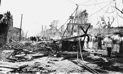 Maanjäristyksen vauriot ja palanut auto, King Street, Kingston, Jamaika, 1907