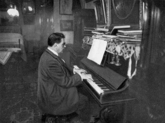 Edouard Herriot, ranskalainen radikaalipoliitikko, soittaa pianoa, 1925