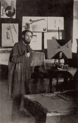 El Lissitzky studiossaan Vitebskissä, 1919.