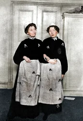Emmeline ja Christabel Pankhurst, englantilaiset suffragetteja, vankilassa, 1908
