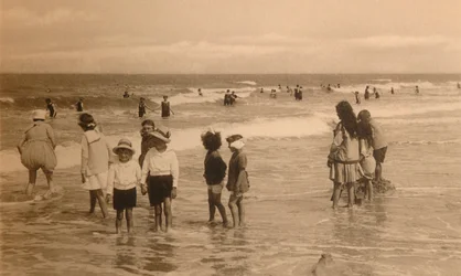 Lapset kylpylässä, lasten kylpy, c1900.