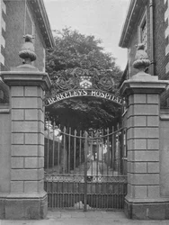 Sisäänkäynti, Berkeleys Hospital, Worcester, Worcestershire, 1924
