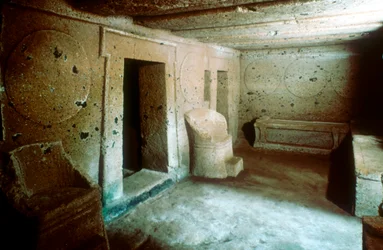Sisäänkäynti hautaan etruskien hautausmaassa, Cerveteri Caere Italiassa, 7-6-luvulla eKr.