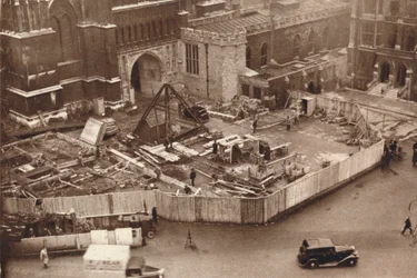Westminster Abbeyn lisärakennuksen pystyttäminen ennen kuningas Yrjö VI:n kruunajaisia, 1937