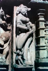 Eroottinen veistos, Khajuraho, Intia. Noin 950-1050. 1900-luku