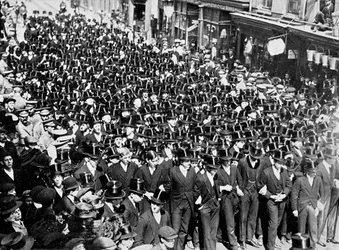 Eton Boys kuuntelemassa julistusta Windsor Bridgellä, Berkshire, 1910