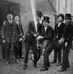 Etonsin amatööripalomiehet harjoittelemassa letkuporaa, Berkshire, c1922