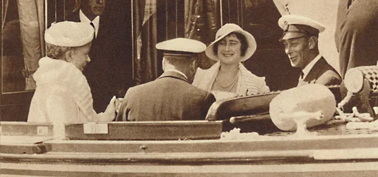 Perhevitsi - poistumassa Royal Yachtista Albert ja Victoria Cowesissa, c1935 1937