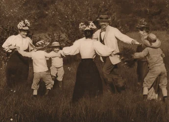 Perhe pelaamassa pelejä pellolla, 1937
