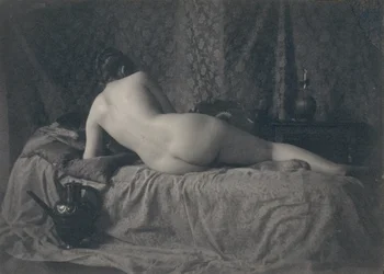 [Naisakti selkäpuolelta], 1870-luku.