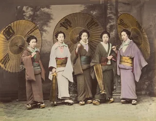 [Viisi japanilaista naista perinteisessä mekossa ja aurinkovarjoilla], 1870-luku.