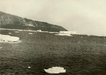 Kelluva jää Cape Adaren edustalla, c1908, 1909.