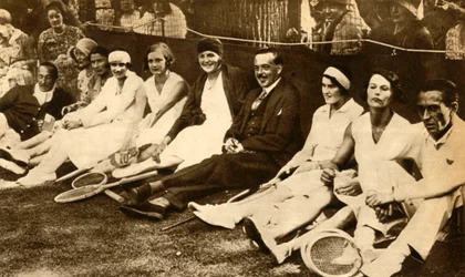 Entinen Portugalin kuningas Manuel II tennispelaajien kanssa, Iso-Britannia, 1930, 1933.