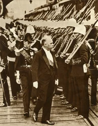 Ranskan presidentti Raymond Poincaré Walesin prinssi Edwardin kanssa Portsmouthissa kesäkuussa 1913 1935.