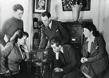 Ranskan kansalaiset kuuntelemassa Vichyn varapääministeri amiraali Darlanin lähetystä 23. toukokuuta 1941