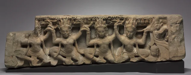 Frieze Apsarojen kanssa, 1100-luvun loppu.