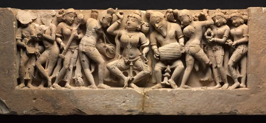 Frieze tanssijan ja muusikoiden kanssa, c. 973.