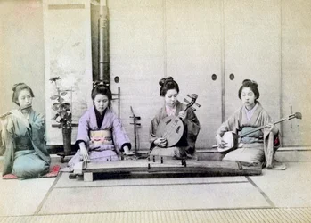 Geisha soittaa perinteisiä soittimia, Japani, 1880