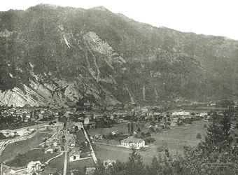 Yleiskuva Interlakenin kaupungista, Sveitsistä, 1895.