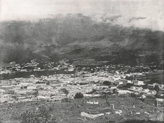 Yleisnäkymä, jossa näkyy höyryssä seppelevä Pöytävuori, Kapkaupunki, Etelä-Afrikka, 1895.