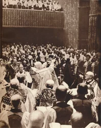 Yrjö VI kruunataan pyhän Edvardin kruunulla kruunajaispäivänään, 1937