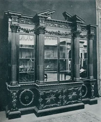 Georgian Cabinet, kopioitu luvalla H.R.H. Walesin prinsessa, 1908.