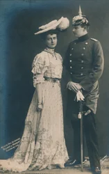 Saksalainen pariskunta. Miesten univormussa, 1906