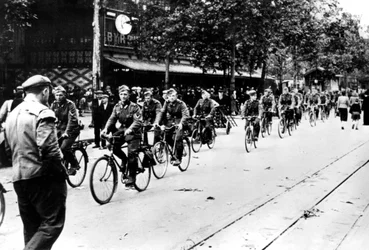 Saksalainen sotilas pyöräilemässä Pariisin kaduilla kesäkuussa 1940