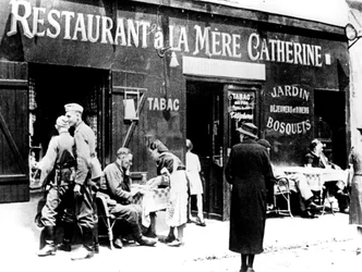 Saksalaiset sotilaat ravintolassa, miehitetty Pariisi, kesäkuu 1940