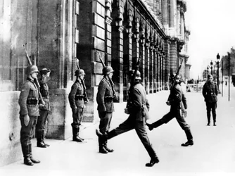 Saksalaiset sotilaat vartiotehtävissä Hotel Crillonin ulkopuolella, Pariisissa, 7. lokakuuta 1940