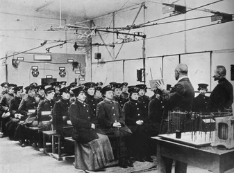 Saksalaisia naisia koulutetaan raitiovaunutyöntekijöiksi Berliinissä, 1915