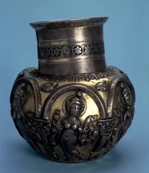 Kullattu hopeakannu tanssityttöillä, Sasanian, 5. tai 6. vuosisadalla