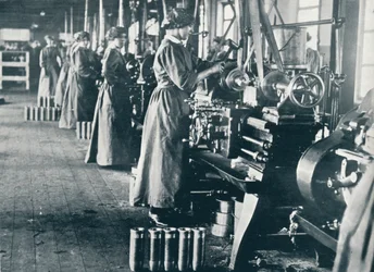 Tytöt ammuntatyöntekijät sorveillaan skotlantilaisessa tehtaassa, vuodelta 1914