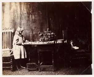 Tyttö leikkii Nooan arkin lelusarjalla, n. 1905