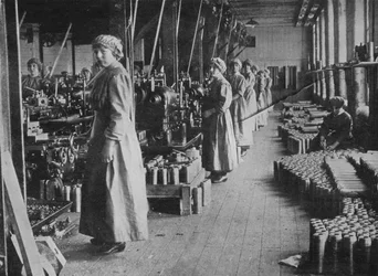 Tyttötyöläisiä ammustehtaalla, 1915