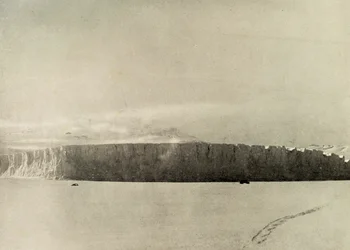 Jäätikkö Cape Barnen eteläpuolella, jossa moottori kulkee merijäällä, c1908, 1909.