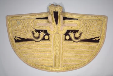 Kultalangalla brodeerattu vaate naisille, 1800-luvun loppu.