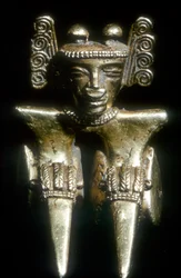 Kultainen esikolumbialainen istuva hahmo, Quimbaya, Kolumbia, ennen 1300-1400-lukua