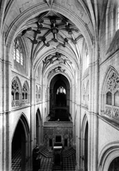Goottilainen arkkitehtuuri: näkymä laivan triforiumilta. 1321-1504 Cathedrale de Saint Antolin, Palencia, Espanja