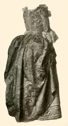 Keltainen damastibrokaattipuku, jota on käytetty sinisen tikatun satiinisen alushakkeen päällä, c1710-1730, 1937.