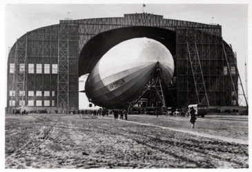 Graf Zeppelin kiinnitetty liikkuvaan ankkurimastoon, Lakehurst, New Jersey, USA, 1930, 1933