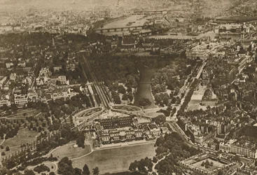 Vihreät metsät Westminsterin vesien varrella: osa Hyden kartanoa Biplanes-siiven alla,
