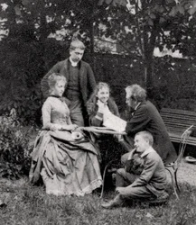 Gustave Eiffel, ranskalainen insinööri, perheineen, 1882