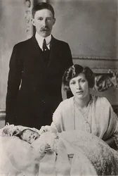 H.R.H. Prinsessa Mary ja varakreivi Lascelles poikansa George Henry Hubert Lascellesin kanssa, 1923.