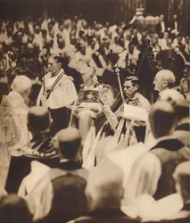 Hänen kaksi valtikkaa, 12. toukokuuta 1937