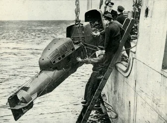 Chariotin miehitetyn torpedon nostaminen laivaan, toinen maailmansota, 1945.