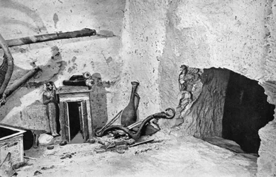 Ryöstöjen tekemä reikä päästäkseen Tutankhamonin haudalle Egyptiin, 1933-1934